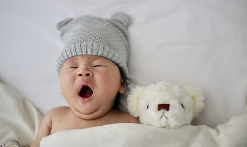 Xây dựng lịch ngủ hợp lý để tránh trẻ bị thức quá sức là mẹo chữa tật gắt ngủ ở trẻ sơ sinh